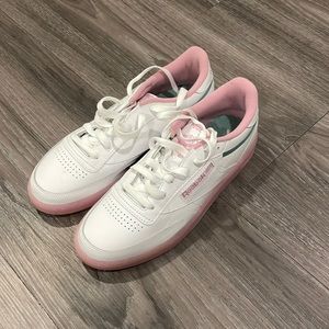 Reebok Classic sneakers. Pink soles